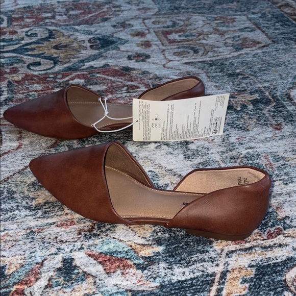 Amazon Essentials Women's Tan Flats - Picture 3 of 6
